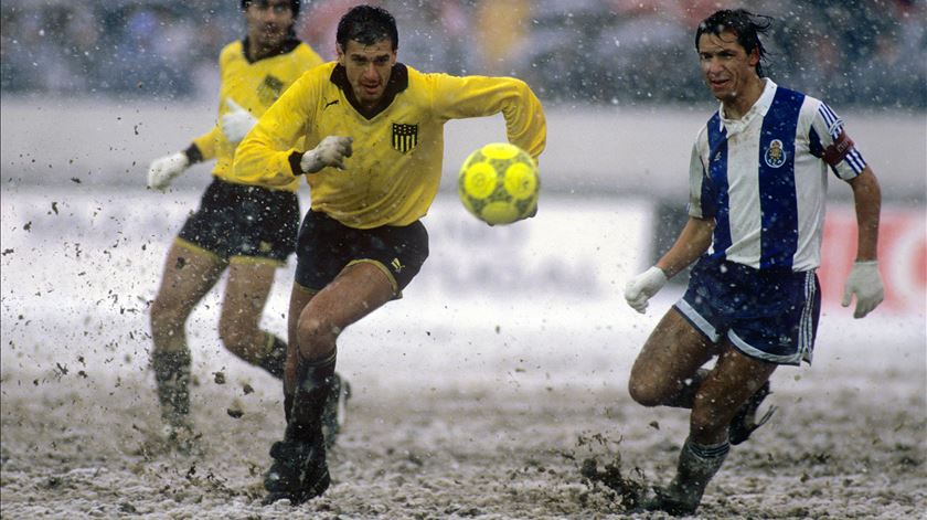 Fernando Gomes na final da Taça Intercontinental em 1987 frente ao Peñarol, em Tóquio na neve Foto: PA Images via Reuters Connect