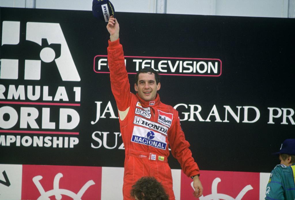 Ayrton Senna celebra em Suzuka após sagrar-se campeão do mundo pela primeira vez. Foto: Action Images / Sporting Pictures / Crispin Thruston Ayrton Senna celebra em Suzuka após sagrar-se campeão do mundo pela primeira vez. Foto: Action Images / Sporting Pictures / Crispin Thruston