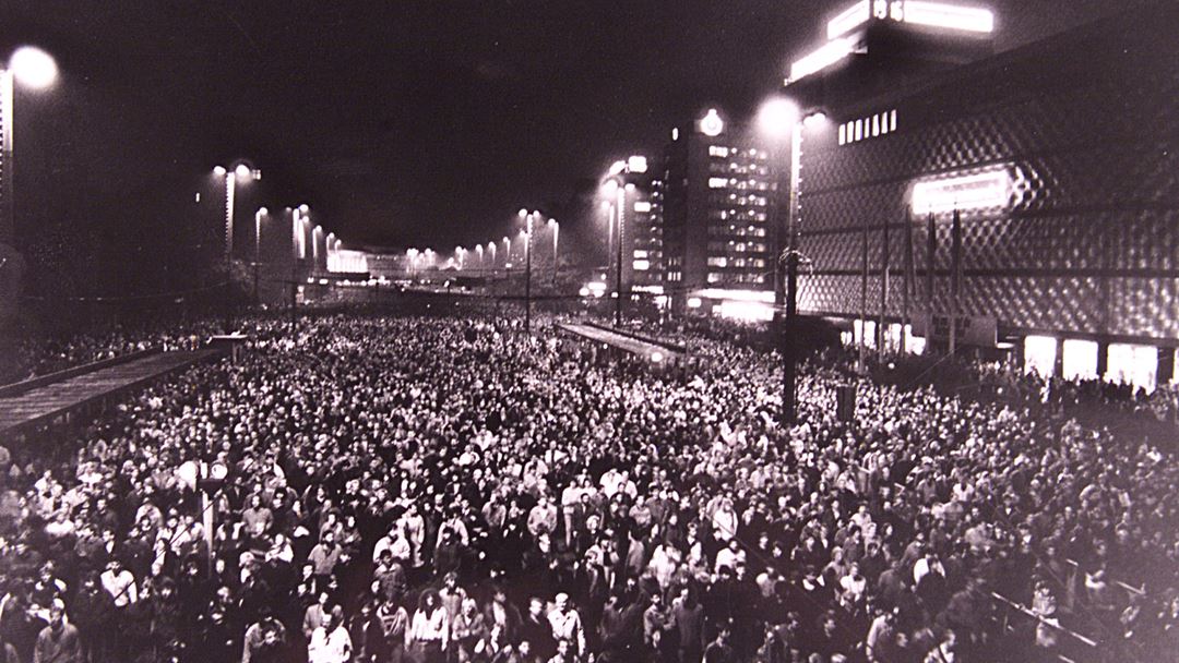 70 mil pessoas participaram num protesto na estação de Leipzig contra regime comunista da RDA pouco antes da queda do muro de Berlim. Foto: FAB/CLH/Reuters