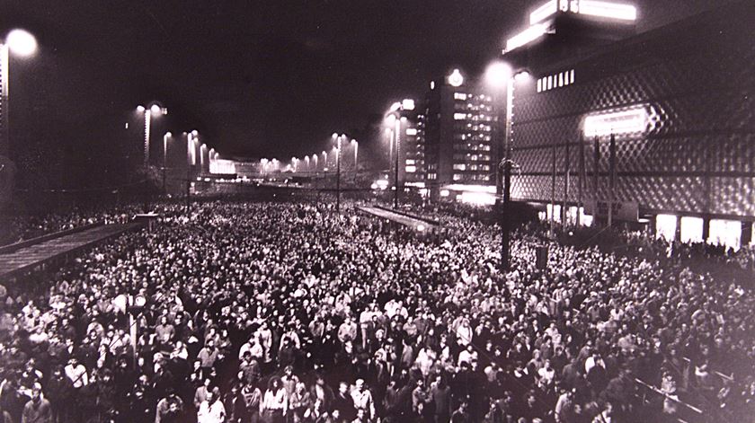70 mil pessoas participaram num protesto na estação de Leipzig contra regime comunista da RDA pouco antes da queda do muro de Berlim. Foto: FAB/CLH/Reuters