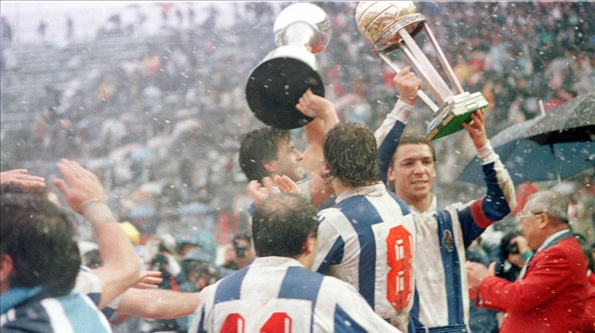 Fernando Gomes bibota levanta Taça Intercontinental conquistado pelo FC Porto em Tóquio, em 1987 Foto: Reuters