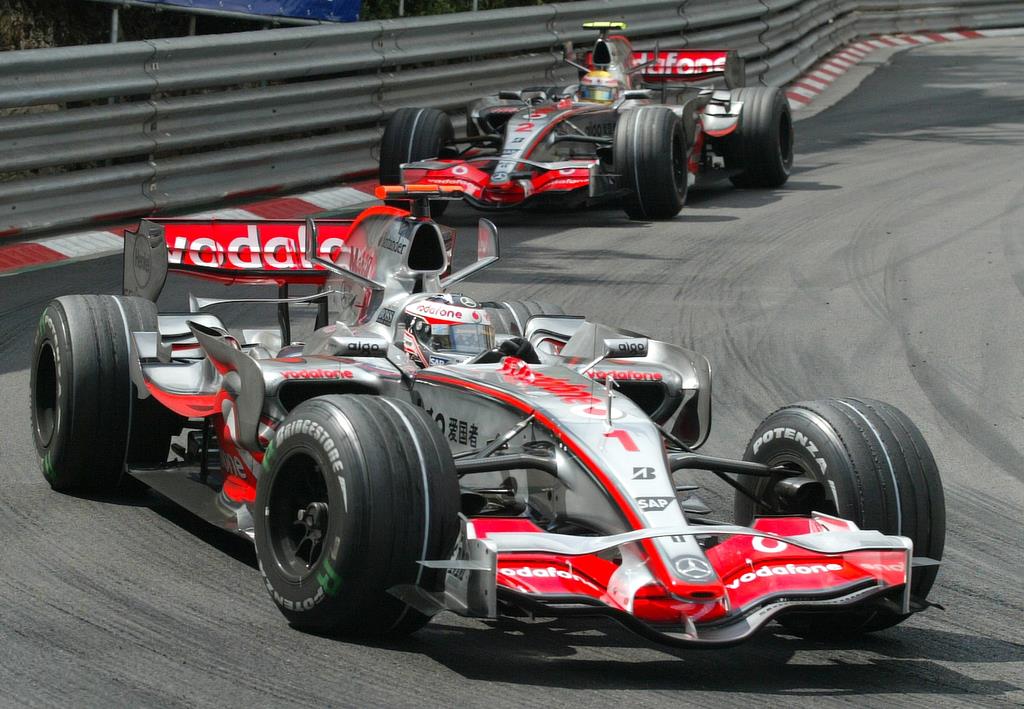 Sem espaço para respirar, Alonso aguentou a pressão de Hamilton enquanto discutia no rádio. Foto: Pascal Deschamps/Reuters Sem espaço para respirar, Alonso aguentou a pressão de Hamilton enquanto discutia no rádio. Foto: Pascal Deschamps/Reuters