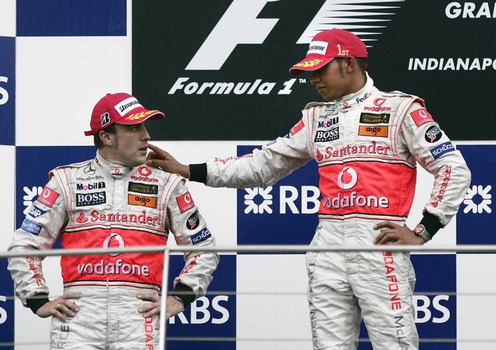 Tensão entre Fernando Alonso e Lewis Hamilton era visível a todos a partir do meio da temporada de 2007. Foto: Carlos Barria/Reuters Tensão entre Fernando Alonso e Lewis Hamilton era visível a todos a partir do meio da temporada de 2007. Foto: Carlos Barria/Reuters