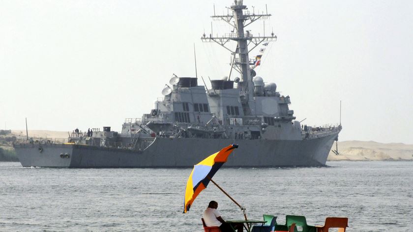 Dois pilotos dos EUA sobrevivem em caça abatido "por engano" no mar Vermelho
