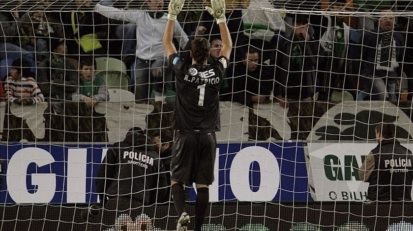 Quando Rui Patrício falhou com o Leiria, atraiu a assobiadela para ele: "Eu disse que tínhamos guarda-redes para o futuro" Quando Rui Patrício falhou com o Leiria, atraiu a assobiadela para ele: "Eu disse que tínhamos guarda-redes para o futuro"