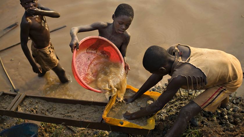 Trabalho infantil em exploração de mina na República Democrática do Congo Foto: Finbarr O