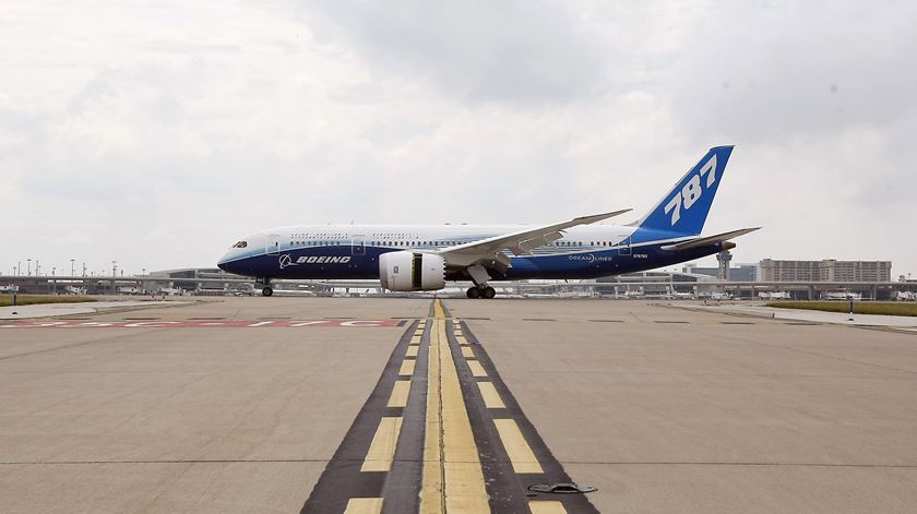 EUA suspendem vistos para 75 países na próxima semana