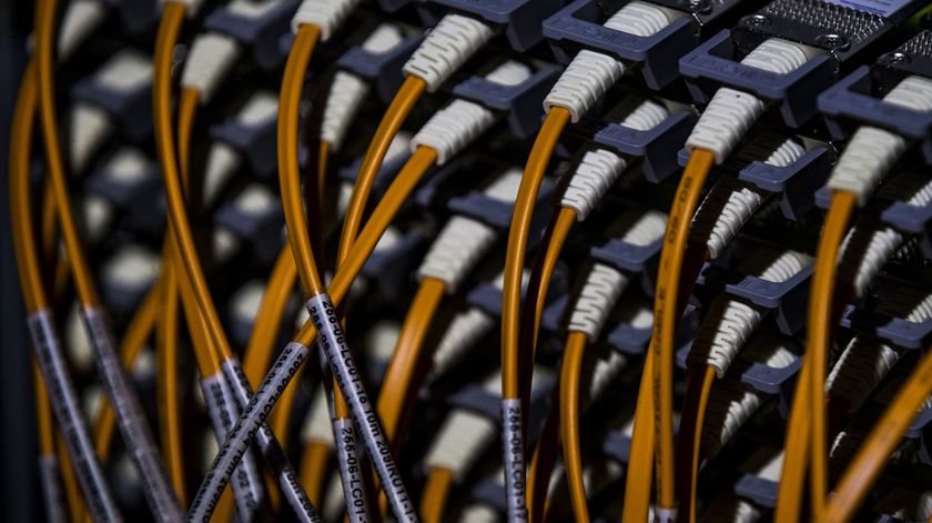 Cabos na traseira de um supercomputador instalado no Centro Konrad-Zuse, em Berlim, para matemática aplicada e ciência computacional. Foto: Thomas Peter/Reuters