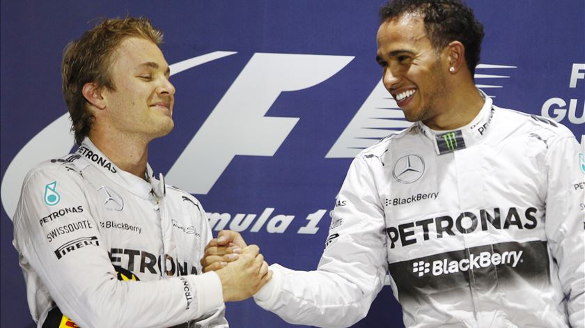 Mercedes esconde vantagem na F1? A história do “Duelo no Deserto” de Hamilton e Rosberg Mercedes esconde vantagem na F1? A história do “Duelo no Deserto” de Hamilton e Rosberg
