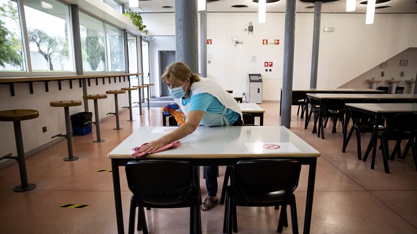 Ministério da Educação sublinha que no processo de recrutamento "poderá recorrer-se a trabalhadores que já constam das reservas de recrutamento internas". Foto: Joana Bourgard/RR