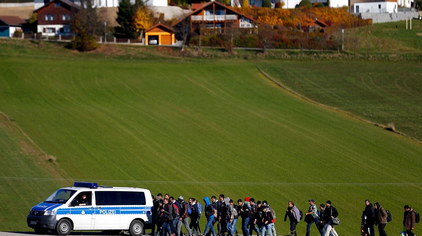 Polícia alemã escolta refugiados em Wegscheid perto de Passau, após terem atravessado fronteira com a Áustria, em 2015. Foto: Michael Dalder/Reuters