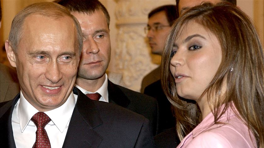 Chefe da Igreja Ortodoxa e namorada de Putin entre os alvos de sanções da UE