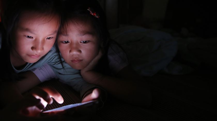 Uso de ecrãs está a comprometer capacidade de comunicação das crianças. O que fazer?