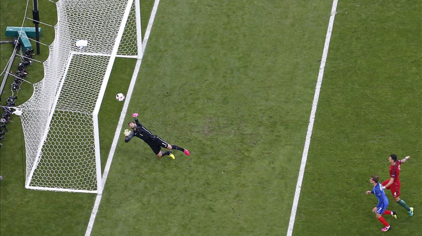 Um dia disseram a Rui Patrício que podia ser um dos maiores e ele acreditou: a história do voador do Stade de France