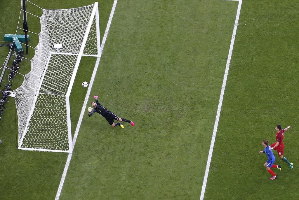 Um dia disseram a Rui Patrício que podia ser um dos maiores e ele acreditou: a história do voador do Stade de France (foto: Reuters) Um dia disseram a Rui Patrício que podia ser um dos maiores e ele acreditou: a história do voador do Stade de France (foto: Reuters)
