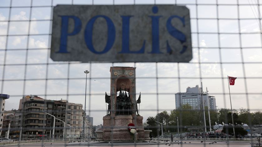 Turquia proíbe manifestações do 1.º de Maio em praça simbólica de Istambul Turquia proíbe manifestações do 1.º de Maio em praça simbólica de Istambul