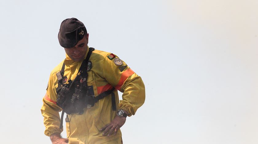 Um elemento dos Canarinhos, Forças Especiais dos Bombeiros olha o incêndio em Asseiceira, Tomar, 3 de julho de 2017. Foto: Paulo Cunha/Lusa