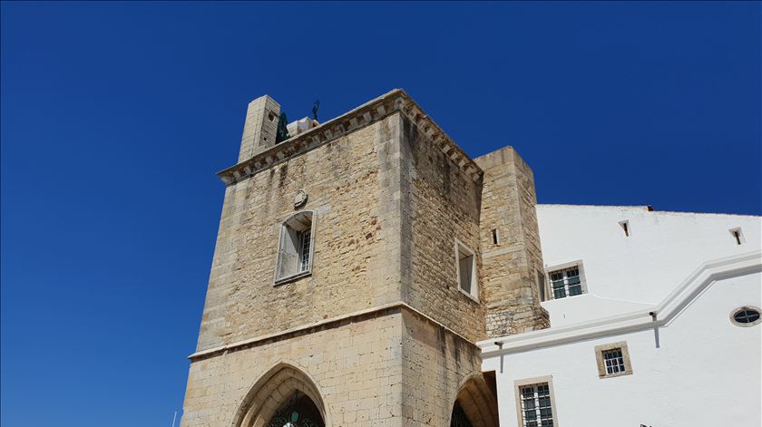 Detidos três homens por roubar e agredir outro no centro de Faro