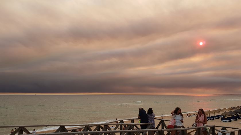 O fumo dos incêndios é visível em várias praias do Algarve, nomeadamente em Almancil (na imagem) e Quarteira. Foto: José Luis Ramos Pinheiro/RR