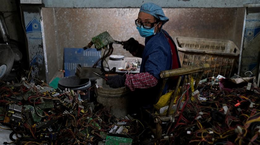 lixo eletrónico na província de Guangdong, China. Foto: Aly Song/Reuters