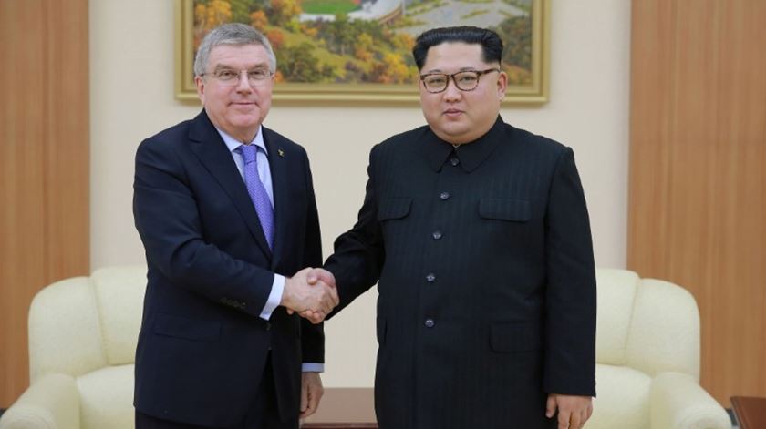 O presidente do Comité Olímpico Internacional, Thomas Bach e o líder da Coreia do Norte, Kim Jong-un. Foto: KCNA/ Reuters