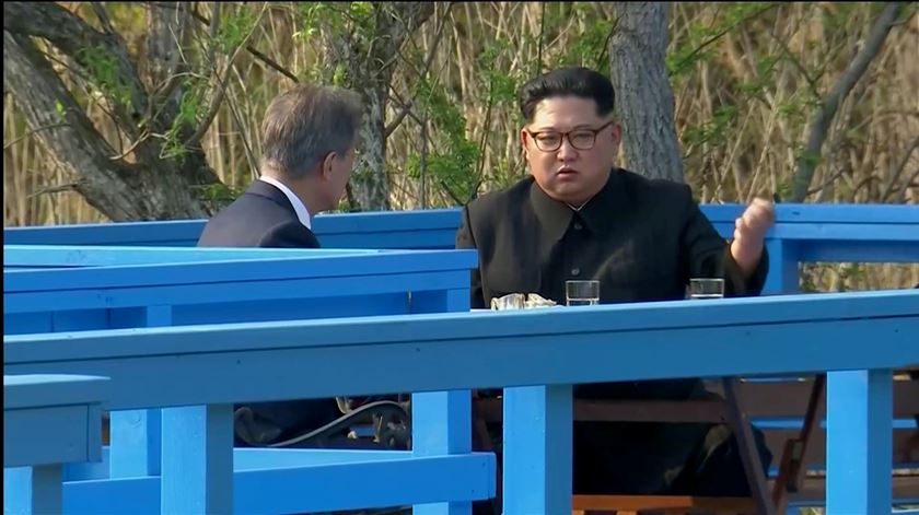 Kim Jong-Un e Moon Jae-in num encontro de paz em 2018. Foto: EPA