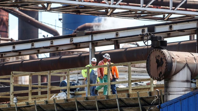 Estudos apontam que as novas taxas de Trump vão castigar tanto a UE quanto os trabalhadores norte-americanos. Foto: Lawrence Bryant/Reuters