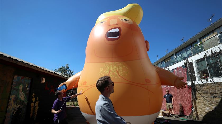 Tem corpo laranja e cabeça de vento. "Bebé Trump" vai mesmo sobrevoar Londres