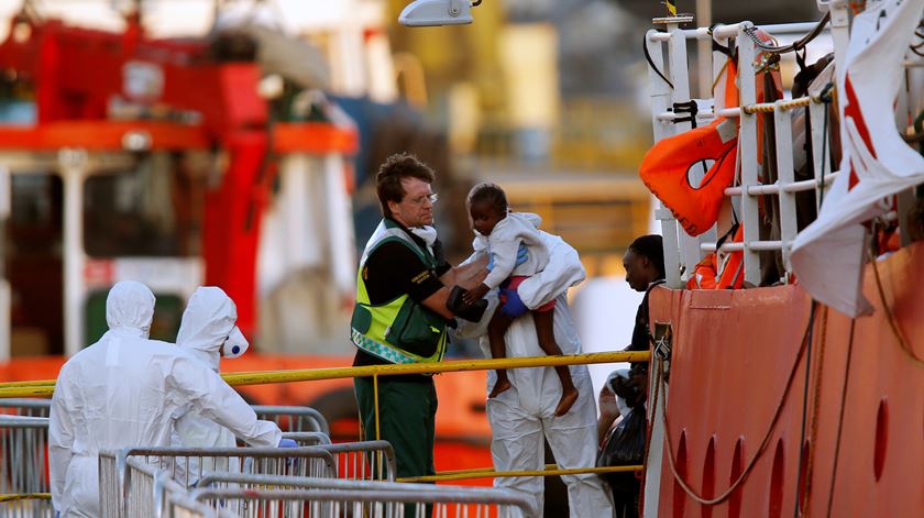 Migrantes resgatados pelo navio Lifeline desembarcam em Malta. Foto: Darrin Zammit Lupi/Reuters