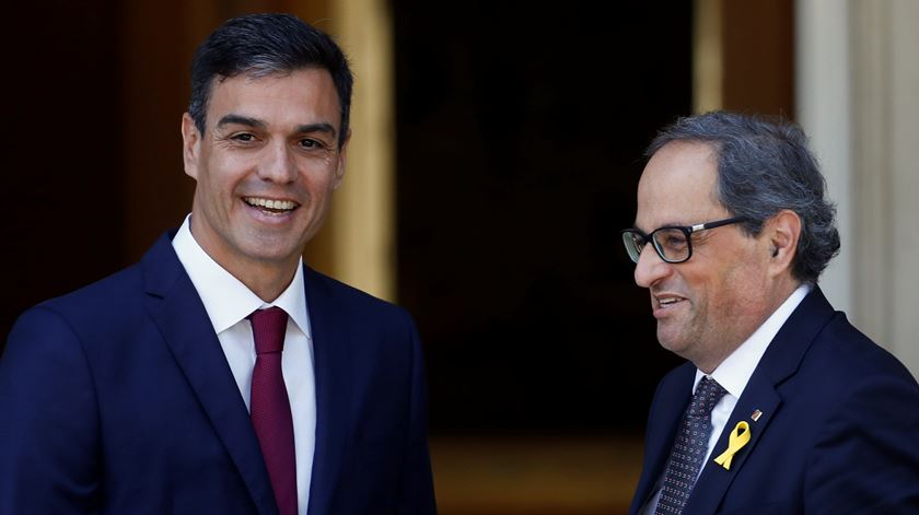 Pedro Sánchez, presidente do Governo central espanhol, recebe Quim Torra, líder da Catalunha, na Moncloa. Foto: Juan Medina/Reuters