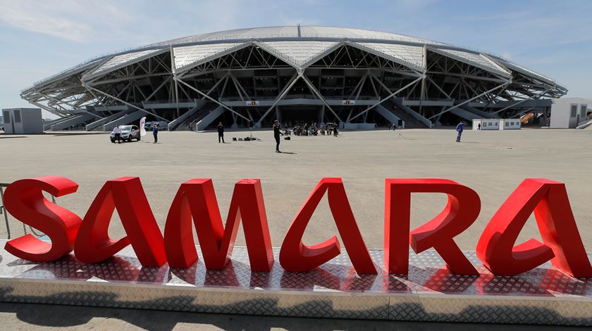 Estádio construído para o Mundial às escuras. Falta dinheiro para pagar a luz