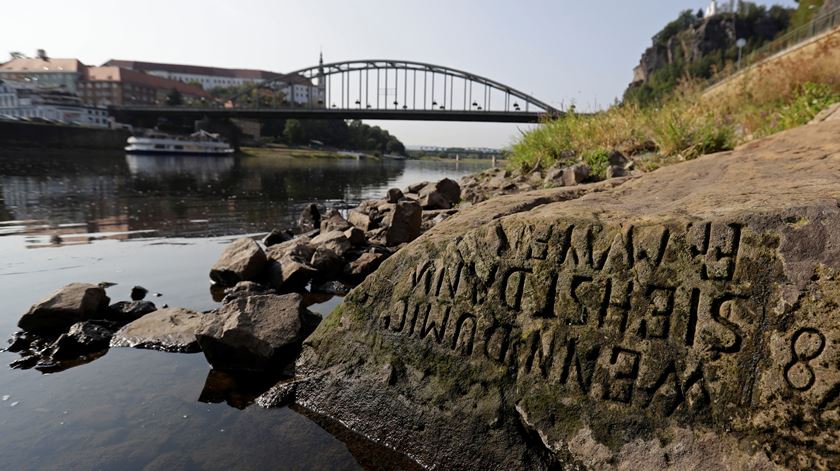 "pedra da fome" no rio elbe , na republica checa , deixou de estar submersa devido à seca . Foto: David W Cerry/Reuters