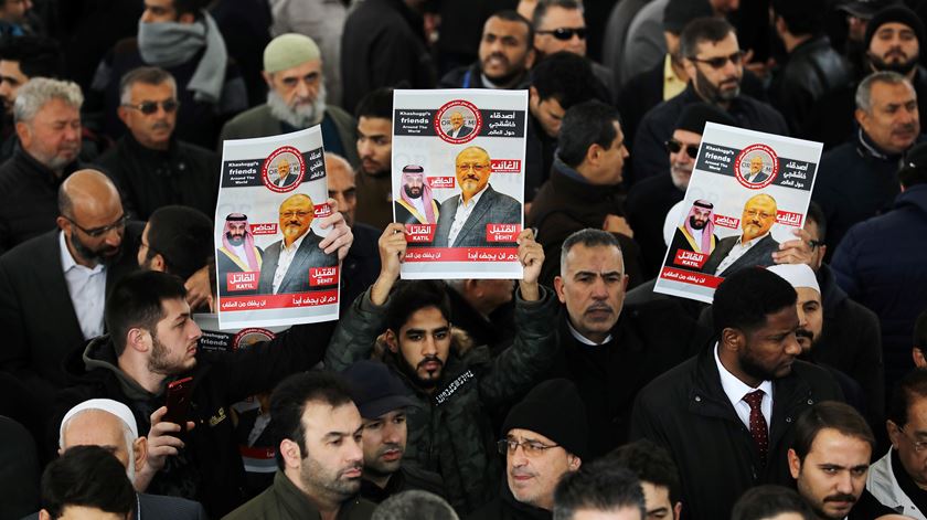 Manifestantes num funeral simbólico do dissidente saudita Jamal Khashoggi na Turquia. Foto: Huseyin Aldemir/Reuters