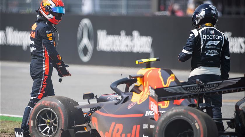 A passagem de Pierre Gasly foi marcada por vários acidentes, e algumas corridas em que acabou uma volta atrás de Verstappen. Foto: DPA / Picture Alliance / Reuters Connect