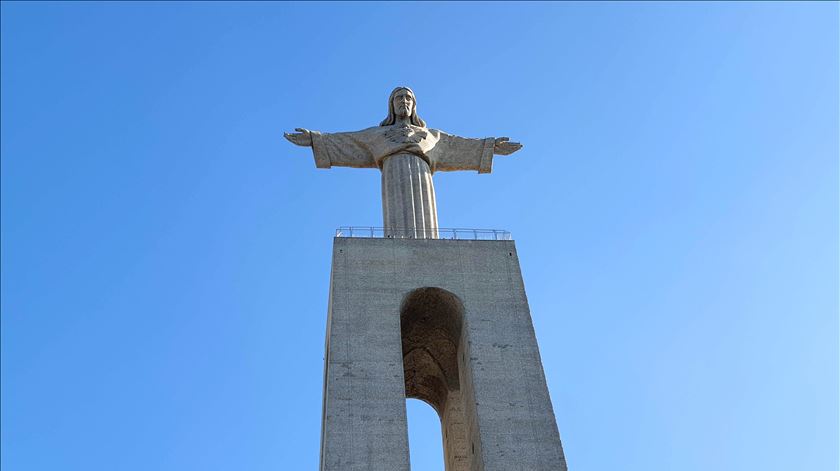 Cristo Rei ilumina-se de azul para alertar para o cancro colorretal