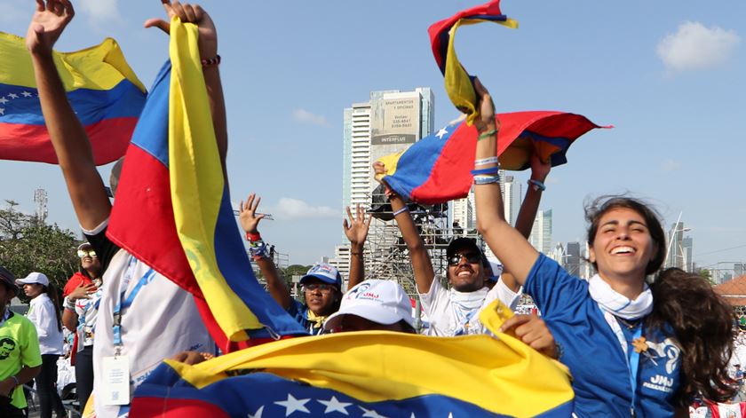 Jovens peregrinos venezuelanos celebram abertura da Jornada Mundial da Juventude. Foto: Alessandro Bianchi/Reuters