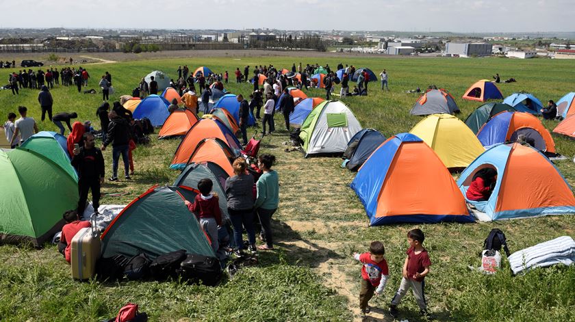 Migrantes e refugiados amontoam-se num campo improvisado na cidade de Diavata, na Grécia. Foto: Alexandros Avramidis/Reuters