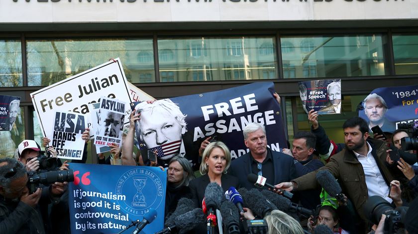 Kristinn Hrafnsson, atual diretora da Wikileaks, e a advogada Jennifer Robinson falam aos jornalistas à porta da Magistratura em Westminster. Foto: Hannah McKay/Reuters