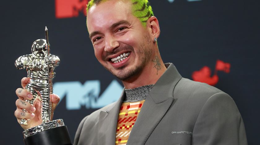 J Balvin venceu o prémio de Melhor Música Latina, com Rosalía. Foto: Reuters / Andrew Kelly