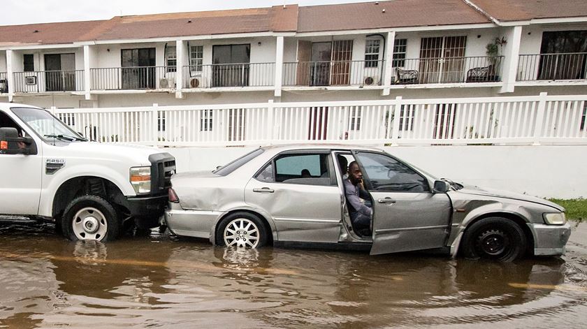 Homem nos destroços deixados pelo furacão Dorian nas Bahamas. Foto: REUTERS/John Marc Nutt