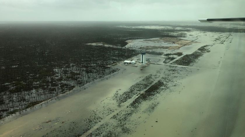 Vista aérea dos estragos no Aeroporto das Bahamas Foto: Reuters