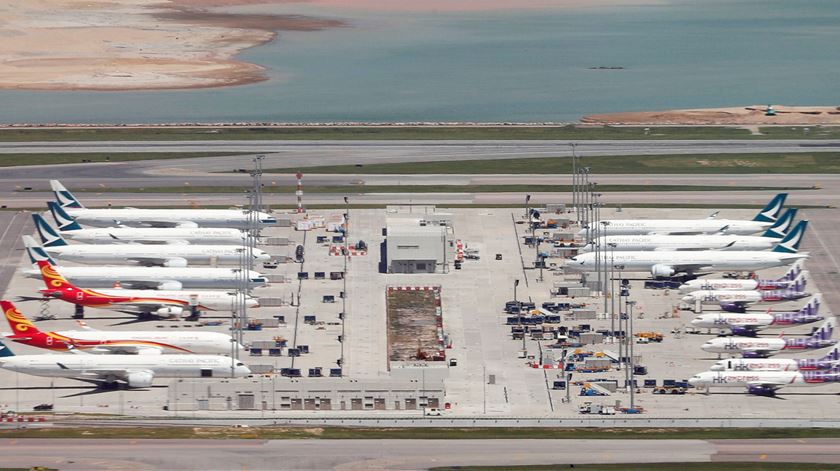 Aviões da Cathay Pacific estacionados no aeroporto internacional de Hong Kong. Foto: Amr Abdallah Dalsh/Reuters