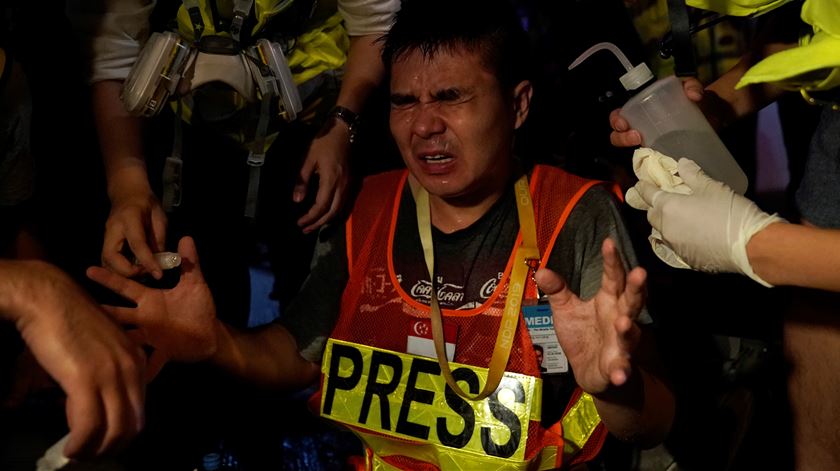 Jornalista atingido por gás pimenta à porta da esquadra de Mong Kok. Foto: Aly Song/Reuters