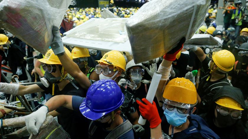 Manifestantes em Hong Kong opõem-se ao controlo cada vez mais apertado da China. Foto: Thomas Peter/Reuters