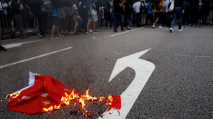 Bandeira da China queimada em protestos em Hong Kong. Foto: Jorge Silva/Reuters