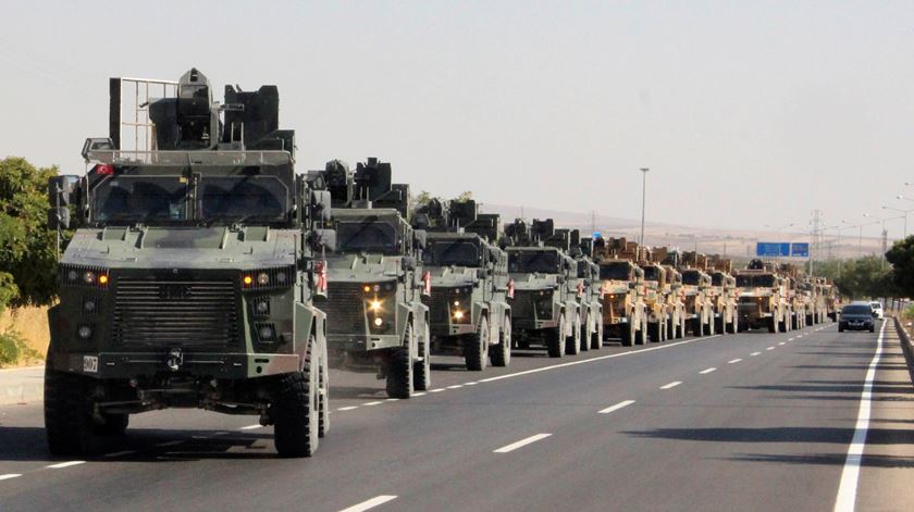 Carros blindados turcos a caminho da Síria. Foto: Mehmet Ali Dag/Ihlas via Reuters