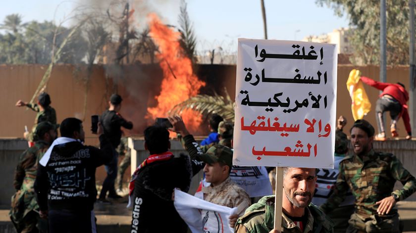 Centenas de manifestantes cercaram embaixada em Bagdad. Foto: Thaier al-sudani/ Reuters Centenas de manifestantes cercaram embaixada em Bagdad. Foto: Thaier al-sudani/ Reuters