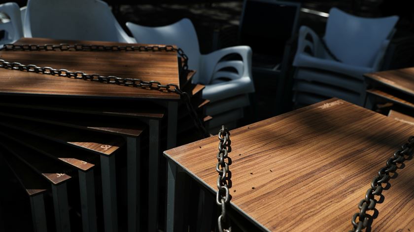 "Máfia das cadeiras": Suspeitos roubaram mais de mil cadeiras de restaurantes em Madrid