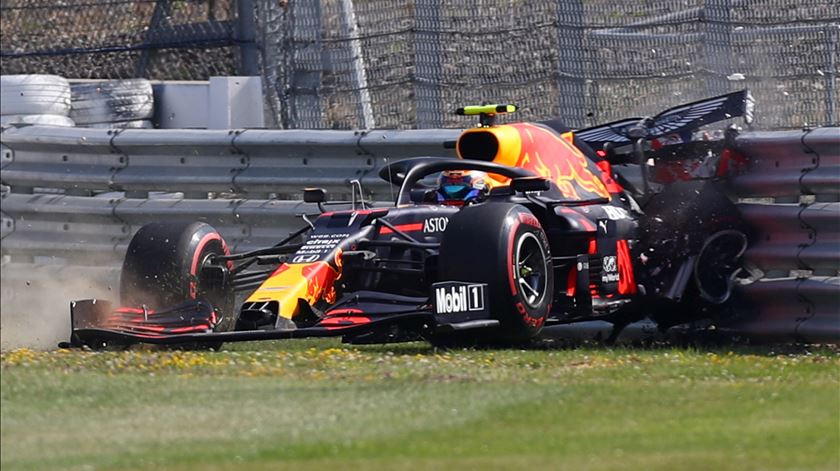 A passagem de Albon foi mais tranquila, mas também teve acidentes e uma incapacidade de chegar perto de Verstappen. Foto: Bryn Lennon/Reuters