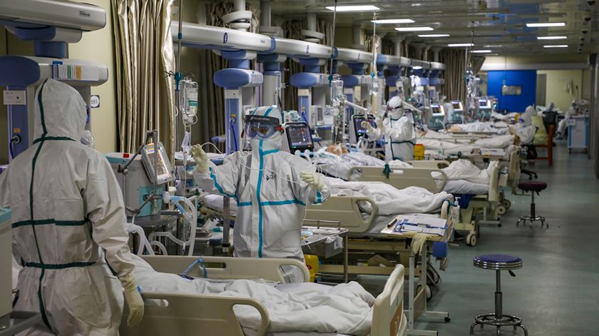 Unidade de cuidados intensivos num hospital de Wuhan, na China, em Fevereiro de 2020. Foto: China Daily via Reuters